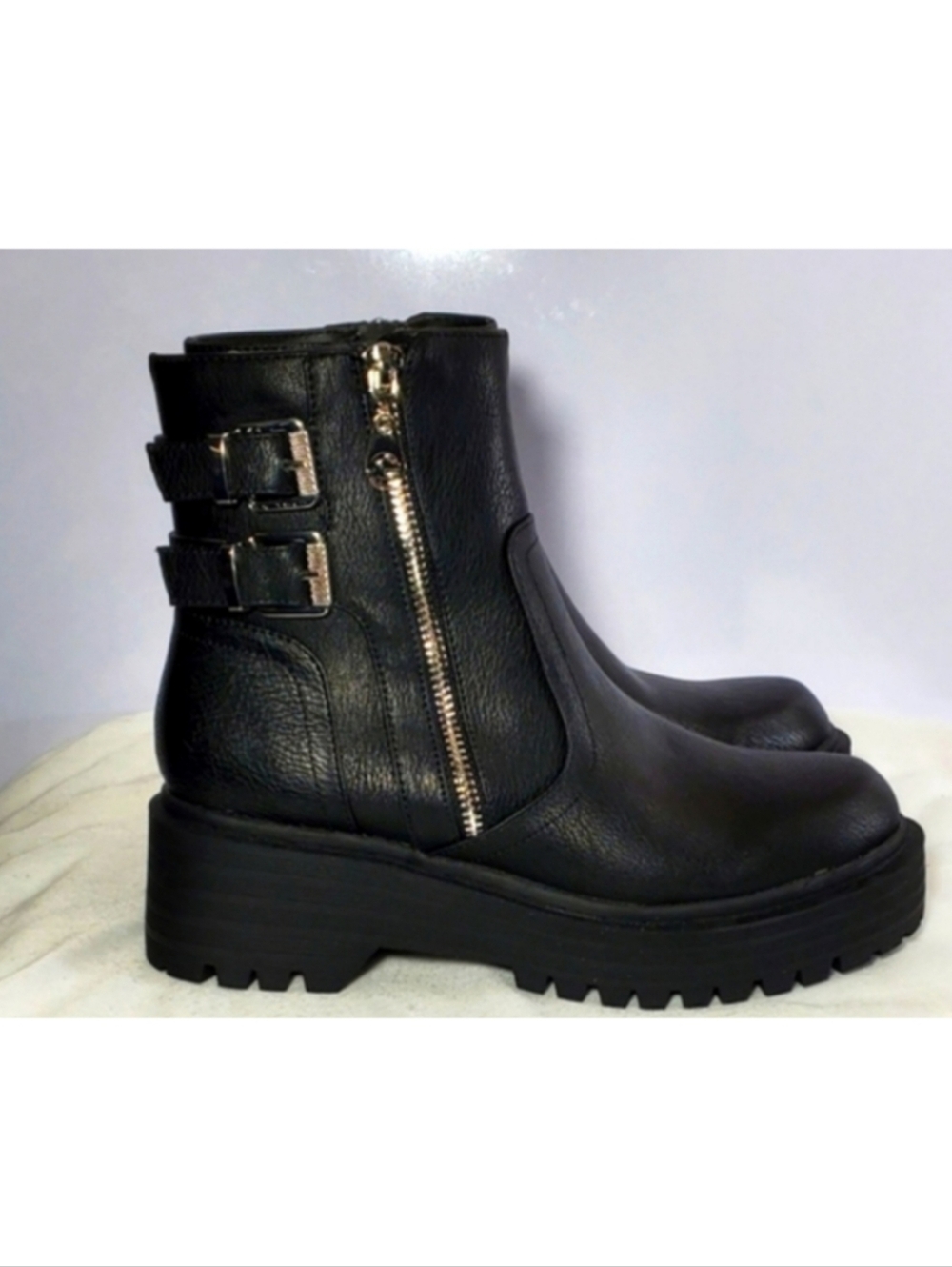 GBG Los Angeles Women's Size 6M Ankle Boots.